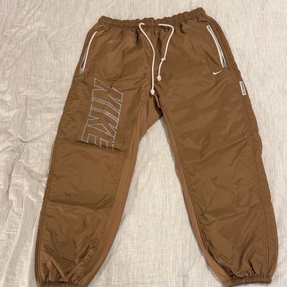 MEN'S THERMA-FIT STANDARD ISSUE WINTERIZED BASKETBALL PANTS IN BROWN